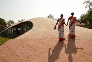 Maya Somaiya könyvtár (Sameep Padora & Associates),  India - fotók a Noguchi hozzájárulásával 