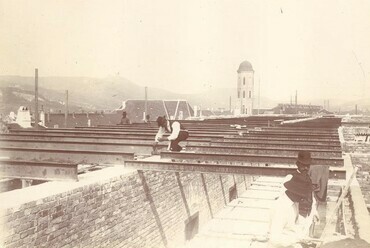 A Pénzügyminisztérium új palotájának építése, a padlásszint vasgerendájának elhelyezése, Fotó forrása: Fővárosi Szabó Ervin Könyvtár Budapest Gyűjtemény