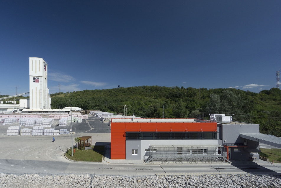 Portaépületből logisztikai központ a Baumit magyarországi cégközpontjában –  A BAHCS művek épülete Dorogon