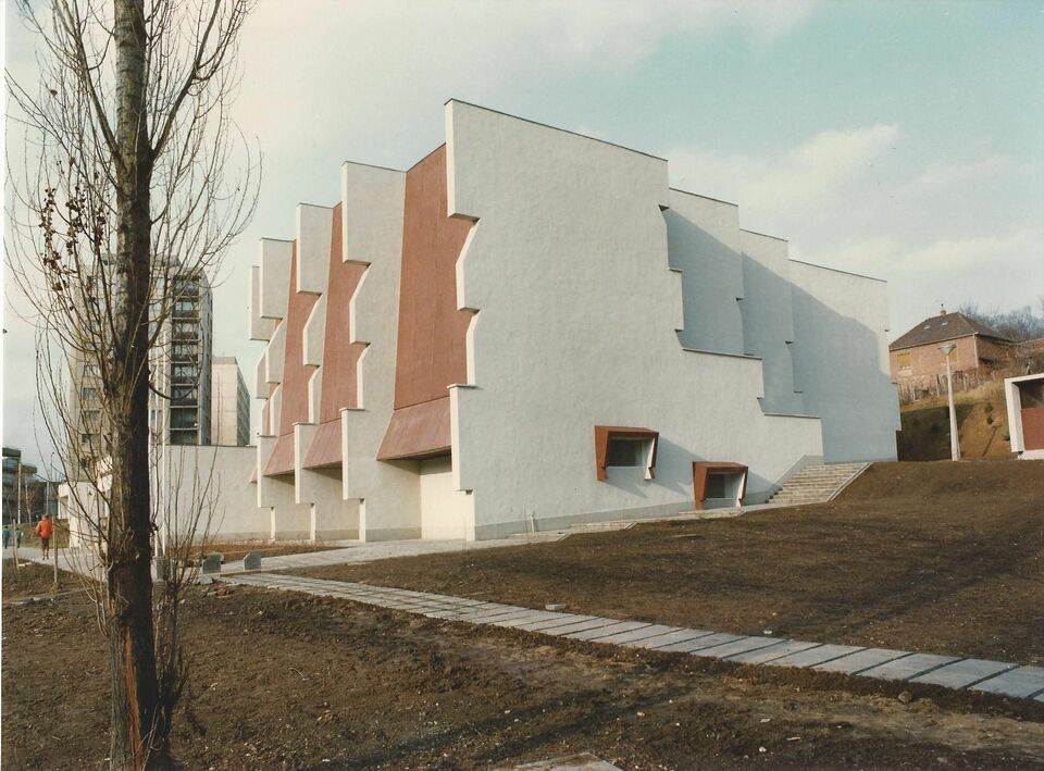 Kistelegdi István munkáiból: Erkel Ferenc Zeneiskola és Hangversenyterem, Komló, 1974-82. Fotó: Csorba Győző Könyvtár - Pécs