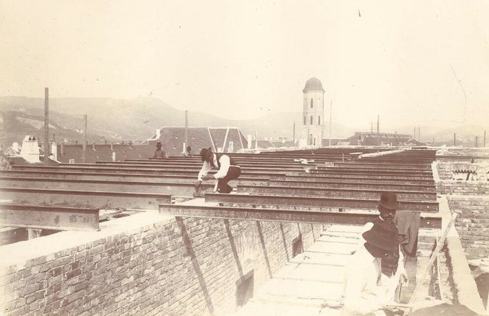 A Pénzügyminisztérium új palotájának építése, a padlásszint vasgerendájának elhelyezése, Fotó forrása: Fővárosi Szabó Ervin Könyvtár Budapest Gyűjtemény