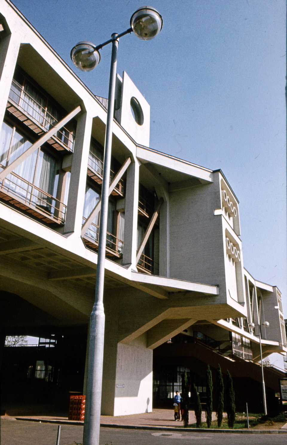 Megyei Művelődési Központ, Nyíregyháza – terv: Bán Ferenc – fotó: Moravánszky Ákos, 1985