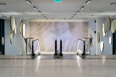 Az S39 Hybrid Design munkái a Liszt Ferenc Nemzetközi Repülőtér új utasmolójában, Az utasmóló belsőépítészeti tervezője: DVM group, Fotó: Ludmann Dániel