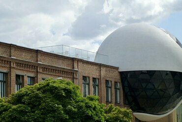 A Niemeyer Sphere átadás után. Fotó: Caisare, Wikimedia Commons