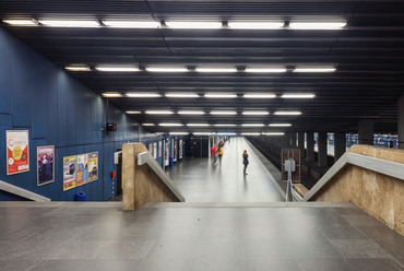 Ha kék, akkor a Határ úti állomáson vagyunk. A kék amúgy az M3-as metróvonal saját színe,  ezzel jelölik a szignifikációban és a térképeken. Fotó: Danyi Balázs, 2014 október