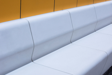 A megújult M3 metró beton bútorai – tervező: VPI Beton – fotó: Bohus Réka