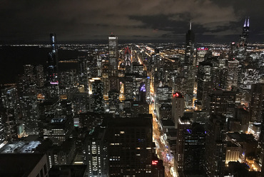Chicago a magasból: „…az éj megmutatja az embert: a jeleket, fényeket, nyugtalanságot.” / Saint-Exupéry: Éjszakai repülés / fotó: Benkő Melinda 2020 január