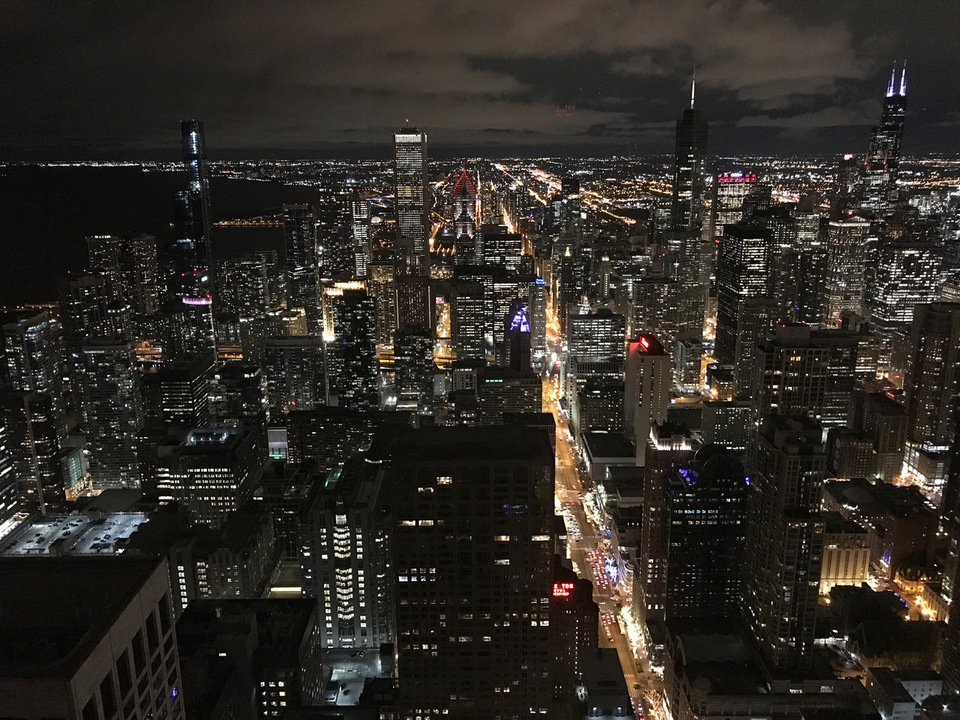 Chicago a magasból: „…az éj megmutatja az embert: a jeleket, fényeket, nyugtalanságot.” / Saint-Exupéry: Éjszakai repülés / fotó: Benkő Melinda 2020 január