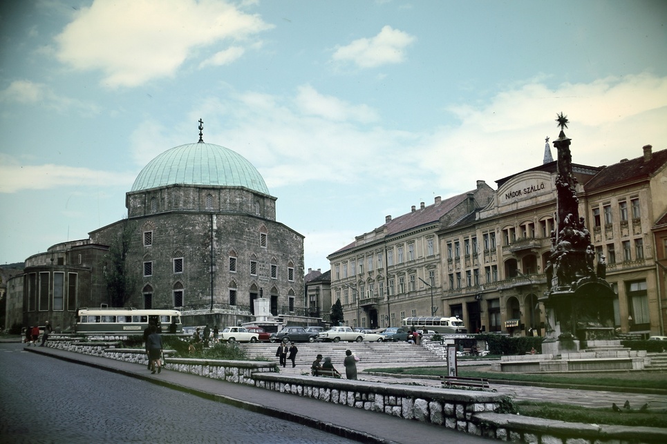 Pécs, Széchenyi tér háttérben a Nádor Szállóval, 1962. Forrás: Fortepan, adományozó: Inkey Tibor