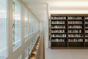 A Zentral- und Hochschulbibliothek rehabilitációja, Lunzern, Svájc, Tervezők: Thomas Lussi és Remo Halter Casagrande, 2017-2020., Fotó: Leonardo Finotti, A Lussi + Halter AG hozzájárulásával