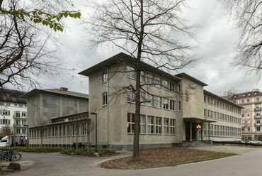 A Zentral- und Hochschulbibliothek rehabilitációja, Lunzern, Svájc, Tervezők: Thomas Lussi és Remo Halter Casagrande, 2017-2020., Fotó: Leonardo Finotti, A Lussi + Halter AG hozzájárulásával