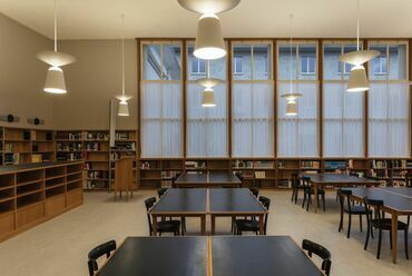 A Zentral- und Hochschulbibliothek rehabilitációja, Lunzern, Svájc, Tervezők: Thomas Lussi és Remo Halter Casagrande, 2017-2020., Fotó: Leonardo Finotti, A Lussi + Halter AG hozzájárulásával