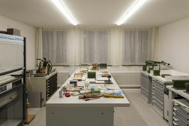 A Zentral- und Hochschulbibliothek rehabilitációja, Lunzern, Svájc, Tervezők: Thomas Lussi és Remo Halter Casagrande, 2017-2020., Fotó: Leonardo Finotti, A Lussi + Halter AG hozzájárulásával