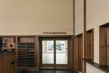 A Zentral- und Hochschulbibliothek rehabilitációja, Lunzern, Svájc, Tervezők: Thomas Lussi és Remo Halter Casagrande, 2017-2020., Fotó: Leonardo Finotti, A Lussi + Halter AG hozzájárulásával