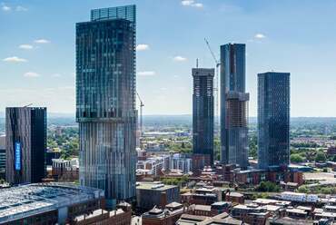 Lebontják Tadao Ando manchesteri betonfalát – Manchester felhőkarcolói – fotó: lowefoto/Alamy