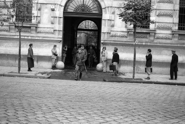 Bem József (Pálffy) tér, a Radetzky laktanya kapuja. Forrás: Fortepan, Berkó Pál, 1939.