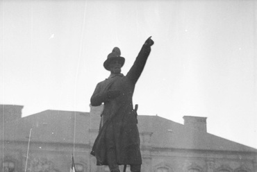 Bem József tér, tüntetés 1956. október 23-án a Bem szobornál. Háttérben az egykori Radetzky laktanya. 1956. Forrás: Fortepan, Faragó György