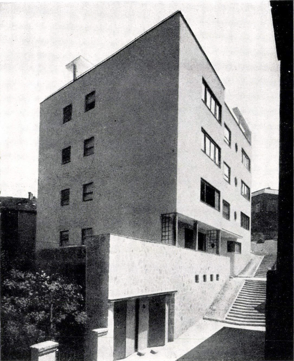 Budapest, Szabó Ilonka utca 57., 1936-ban, tervező: Lauber László és Nyiri István (Tér és Forma, 1936/12., 339. o.) 