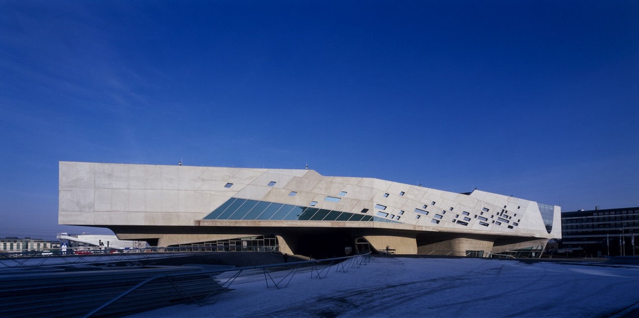Phaeno Tudományos Intézet, Wolfsburg, Németország, Zaha Hadid Architects, 2000-2005, Kép forrása:  ©Werner Huthmacher, zaha-hadid.com