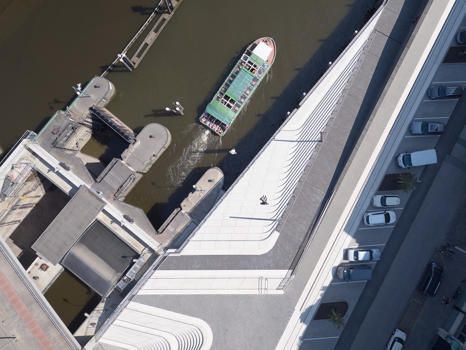 Promenád az Elba folyó partján, a Niederhafen sétányon, Hamburg, Németország, Tervező: Zaha Hadid Architects, 2006/2019, Fotó: ©Piet Niemann, A Zaha Hadid Architects hozzájárulásával