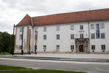 A Szapáry-kastély keleti homlokzata a barokk portállal, Muraszombat (Fotó: Wikimedia Commons)  