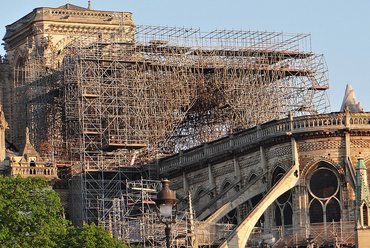 A Notre-Dame állványzata - forrás: WikiMedia Commons