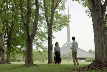 Kogonada: Columbus (2017) – Sundance Institute – Háttérben az Eero Saarinen által tervezett North Christian Church. (Haley Lu Richardson, John Cho)