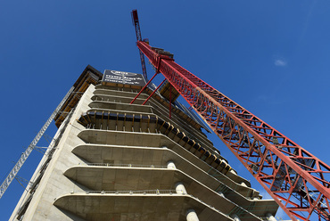 A MOL Campus toronyház teljes magassága 120 méter lesz, melyhez hozzátartozik a legfelső szint tetőkertje és tetőterasza is. Az épület teljes bruttó szintterülete (garázsszintekkel együtt) közel 86000 m2.  Fotó: Réthey-Prikkel Tamás