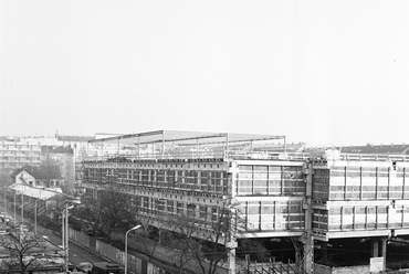 Az Október huszonharmadika utca, és a Skála Budapest Szövetkezeti Nagyáruház építkezése, balra a Kőrösy József utca és a Fehérvári úti piac., 1975., Forrás: Fortepan,  Adományozó: Bojár Sándor