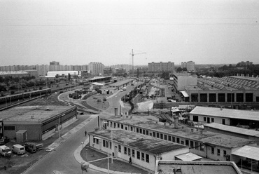 A 2-es metró Fehér úti járműtelepe és a Fehér úti főműhely, háttérben az Örs vezér tere a Sugár Üzletközponttal, 1983. Forrás: Fortepan, adományozó: Vészi Ágnes