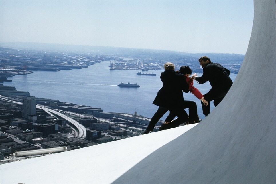 Alan J. Pakula: A Parallax-terv (1974) – Paramaunt Pictures/Örökmozgó – Dulakodás a Space Needle kilátó legtetején. A háttérben Seattle városa.