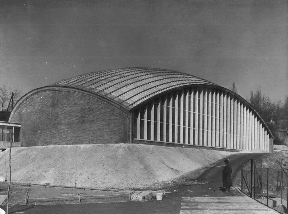 A pasaréti Vasas Sporttelep teniszcsarnoka, 1955–1960. Tervezők: Menyhárd István, Papp Béla, Szendrői Jenő, Biczók Katalin. Építéstechnológia: Semsey Lajos. Fotó: Modern Ipari Építészetért Alapítvány – IPARTERV Fotóarchívum