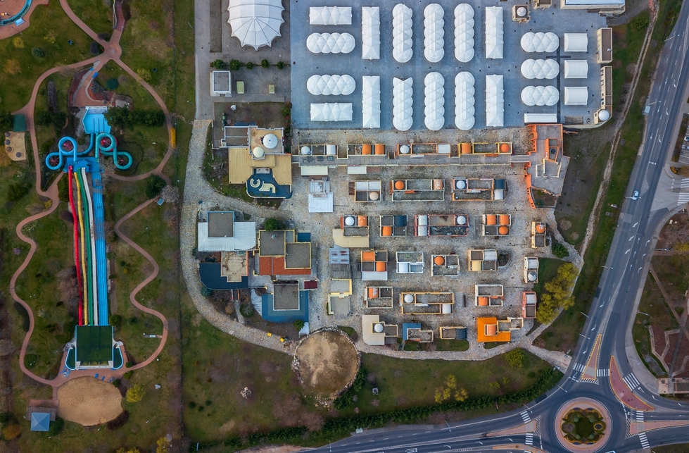 	A balatonfüredi görög falu, Képek forrása: dronography.hungary, a Szellemvárosok Magyarországon Sun City: Görög szellemfalu a Balatonnál című cikke