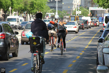 A kerékpársávokra nem a kerékpárosok miatt van szükség. A nagykörúti kerékpársáv használat közben. Fotó: Halász Áron