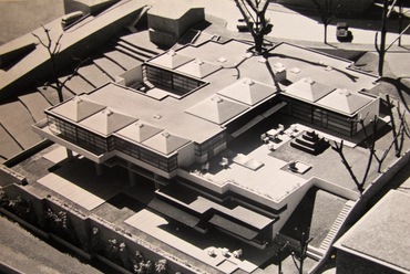 Óvoda és napközi, Lausanne, Svájc, Brugger–Guth, 1966. A koncepció Aldo van Eyck árvaházára (1960) vezethető vissza. 5x2 db sátortetős, felülvilágítós „ház” jelöli ki a csoportszobákat, míg a közösségi és kiszolgáló tereket lapostető fedi. 