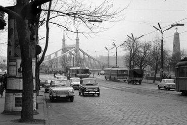 Bartók Béla út a Szent Gellért tér felé nézve, szemben a Szabadság híd, 1971. Forrás Fortepan / Bokor András