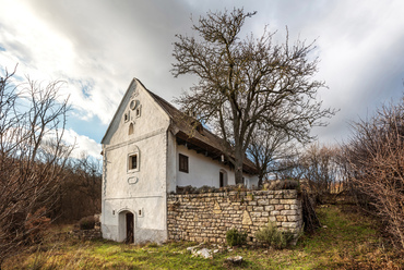 Vászoly egyik legszebbnek tartott présháza 1851 óta áll mai formájában, de az alapjai ennél régebbiek. Bár szőlő már nem tartozik hozzá, és az 1990-es évekre az állapota vészesen leromlott, új tulajdonosa megmentette a pusztulástól.