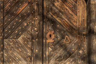 Jellegzetes homlokzati ajtó a Halom-hegyen