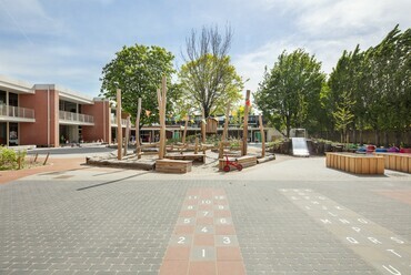 Het Vliegertje óvoda és általános iskola Deurne városában – Az iskola udvara, háttérben az óvodai foglalkoztatókkal – Építész: BULK architecten – Fotó: Bart Gosselin