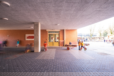 Het Vliegertje óvoda és általános iskola Deurne városában – Az fedett-nyitott bejárati rész – Építész: BULK architecten – Fotó: Tom Verstraeten