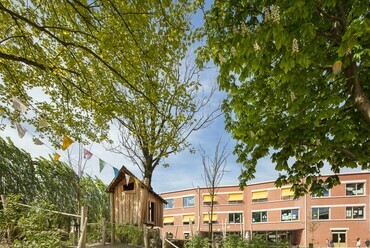 Het Vliegertje óvoda és általános iskola Deurne városában – Az iskola udvara, háttérben az általános iskola tömbjével – Építész: BULK architecten – Fotó: Bart Gosselin