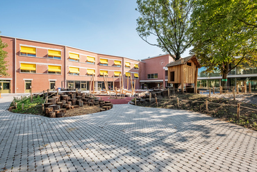 Het Vliegertje óvoda és általános iskola Deurne városában – Az iskola udvara, háttérben az általános iskola tömbjével – Építész: BULK architecten – Fotó: Nick Claeskens