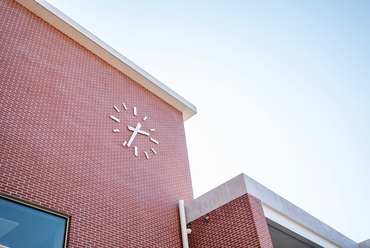 Het Vliegertje óvoda és általános iskola Deurne városában – A központi tömb homlokzati órája – Építész: BULK architecten – Fotó: Nick Claeskens