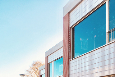 	Het Vliegertje óvoda és általános iskola Deurne városában – Az iskola keleti, óvodai szárnya – Építész: BULK architecten – Fotó: Olaf Koulen