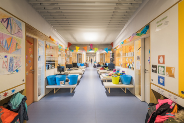 Het Vliegertje óvoda és általános iskola Deurne városában – Az általános iskola középfolyosója – Építész: BULK architecten – Fotó: Tom Verstraeten