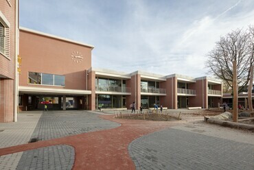 Het Vliegertje óvoda és általános iskola Deurne városában – Az iskola udvara, balra a tornaterem tömege, jobbra az óvodai szárny – Építész: BULK architecten – Fotó: Bart Gosselin