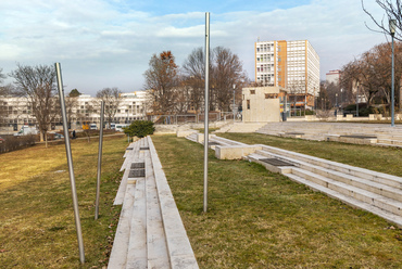 Parkrészlet az Apáczai Nevelési és Általános Művelődési Központ mellett.