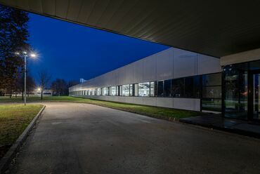 A DENSO Manufacturing Hungary Kft. épülete, Székesfehérvár, Belsőépítész: Szenes Design Stúdió, Világítás: Lisys-Project Kft., Fotó: Hlinka Zsolt