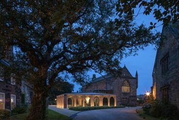 A Carlisle székesegyház  és kolostor területén kialakított új fogadóépület és refektórium rehabilitáció, Generál tervező: Feilden Fowles, Fotó: Peter Cook, a Feilden Fowles iroda jóváhagyásával