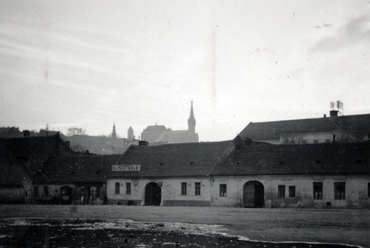 A mai Nagy Imre tér, szemben a Gyorskocsi utca házsora, középen a háttérben a Levéltár épülete, 1939. Fotó forrása: Fortepan, Adományozó: Boda Balázs